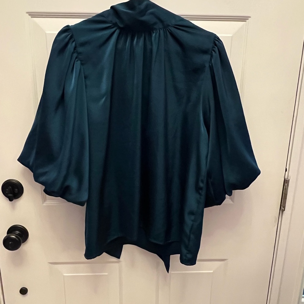 Elegant Emerald Women's Top Entro